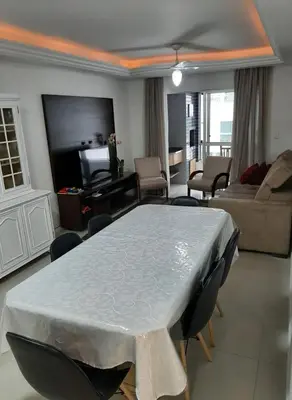 Uma televisão e/ou sistema de entretenimento em Meia Praia - apartamento com sacada ampla e churrasqueira, próximo a praia e a avenida principal.