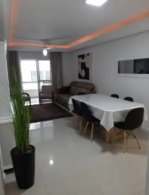 Uma área de estar em Meia Praia - apartamento com sacada ampla e churrasqueira, próximo a praia e a avenida principal.
