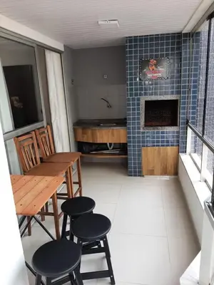 A cozinha ou kitchenette de Meia Praia - apartamento com sacada ampla e churrasqueira, próximo a praia e a avenida principal.