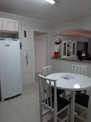 A cozinha ou kitchenette de Meia Praia - apartamento com sacada ampla e churrasqueira, próximo a praia e a avenida principal.