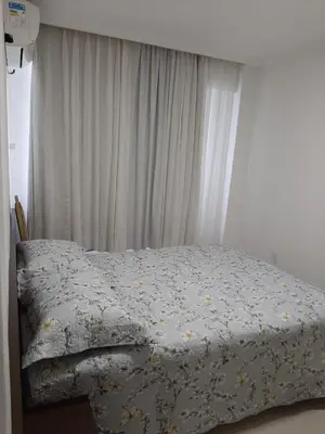 Uma cama ou camas num quarto em Meia Praia - apartamento com sacada ampla e churrasqueira, próximo a praia e a avenida principal.