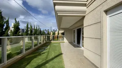 Um jardim no exterior de Lumini Residence