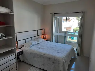 Uma cama ou camas num quarto em Amplo e confortável apto a 98 metros da praia de Bombinhas
