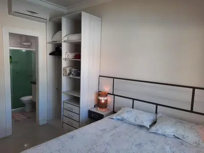 Uma cama ou camas num quarto em Amplo e confortável apto a 98 metros da praia de Bombinhas