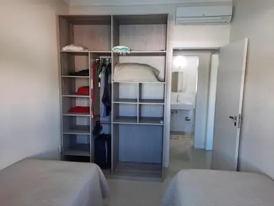 Uma cama ou camas num quarto em Amplo e confortável apto a 98 metros da praia de Bombinhas