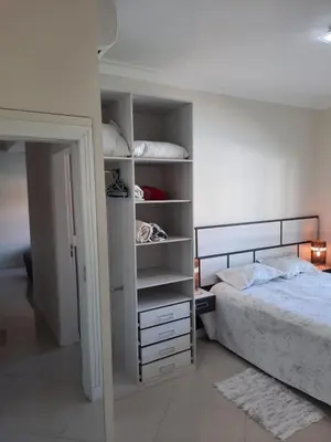 Uma cama ou camas num quarto em Amplo e confortável apto a 98 metros da praia de Bombinhas
