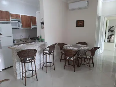 A cozinha ou kitchenette de Amplo e confortável apto a 98 metros da praia de Bombinhas