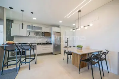 A cozinha ou kitchenette de 301 Bl 01 - WaldGarten Bombinhas - 50 m do Mar e Frente Avenida - Condomínio de Alto Padrão - Piscina - Academia - Salão de jogos