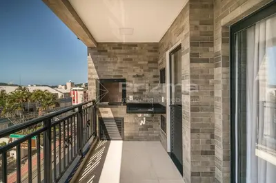 Uma varanda ou terraço em 301 Bl 01 - WaldGarten Bombinhas - 50 m do Mar e Frente Avenida - Condomínio de Alto Padrão - Piscina - Academia - Salão de jogos