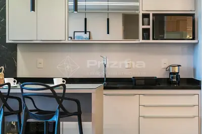 A cozinha ou kitchenette de 301 Bl 01 - WaldGarten Bombinhas - 50 m do Mar e Frente Avenida - Condomínio de Alto Padrão - Piscina - Academia - Salão de jogos