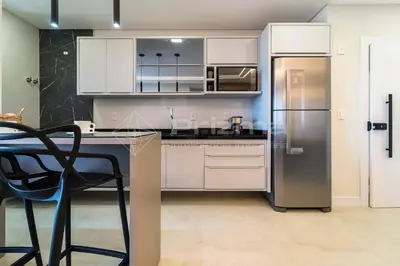 A cozinha ou kitchenette de 301 Bl 01 - WaldGarten Bombinhas - 50 m do Mar e Frente Avenida - Condomínio de Alto Padrão - Piscina - Academia - Salão de jogos