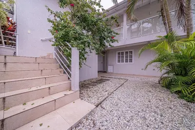 A planta de 026 - Residencial com Piscina e Jacuzzi em Bombas
