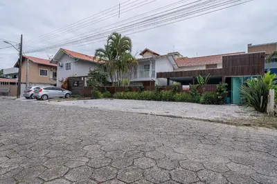A planta de 028 - Residencial com Piscina e Jacuzzi em Bombas