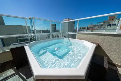 A planta de 323 - Cobertura com 03 dormitórios e Jacuzzi, apenas a 50m da praia de Bombas