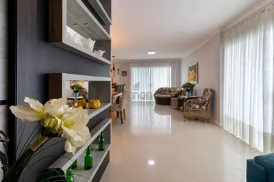 A planta de 323 - Cobertura com 03 dormitórios e Jacuzzi, apenas a 50m da praia de Bombas