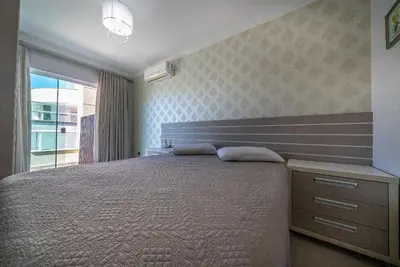 A planta de 323 - Cobertura com 03 dormitórios e Jacuzzi, apenas a 50m da praia de Bombas