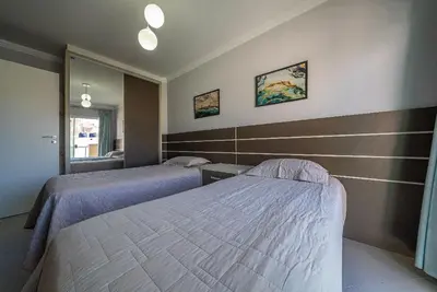 A planta de 323 - Cobertura com 03 dormitórios e Jacuzzi, apenas a 50m da praia de Bombas