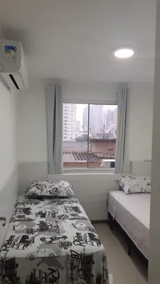 Uma cama ou camas num quarto em Apto temporada Itapema sc