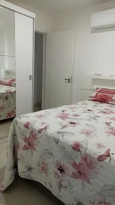 Uma cama ou camas num quarto em Apto temporada Itapema sc