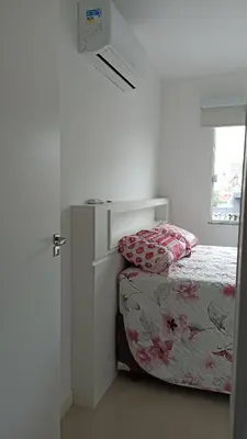Uma cama ou camas num quarto em Apto temporada Itapema sc