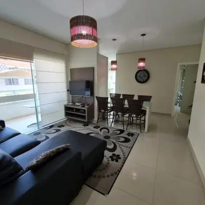 Uma televisão e/ou sistema de entretenimento em novo e aconchegante apartamento a 90 metros da praia de bombinhas