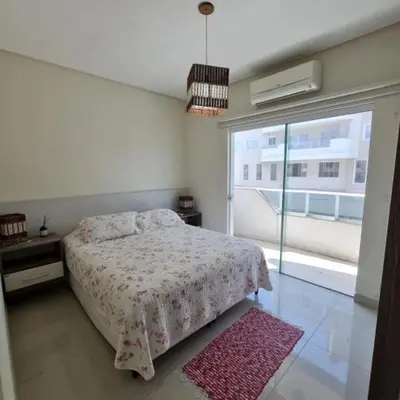 Uma cama ou camas num quarto em novo e aconchegante apartamento a 90 metros da praia de bombinhas