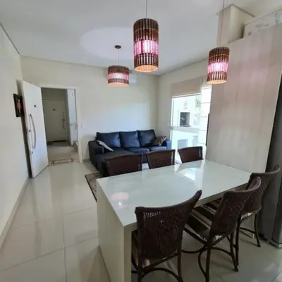 Uma área de estar em novo e aconchegante apartamento a 90 metros da praia de bombinhas