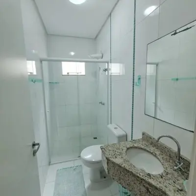 Uma casa de banho em novo e aconchegante apartamento a 90 metros da praia de bombinhas