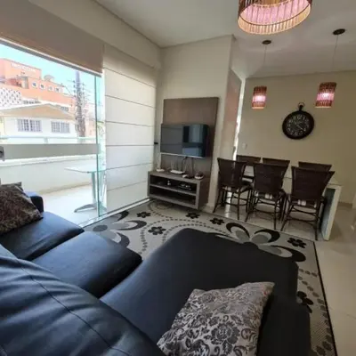 Uma televisão e/ou sistema de entretenimento em novo e aconchegante apartamento a 90 metros da praia de bombinhas