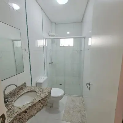 Uma casa de banho em novo e aconchegante apartamento a 90 metros da praia de bombinhas