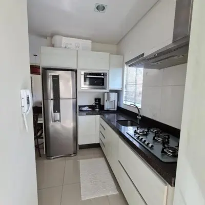 A cozinha ou kitchenette de novo e aconchegante apartamento a 90 metros da praia de bombinhas
