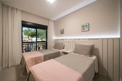 Uma cama ou camas num quarto em 402 Bl 03 Waldgarten Bombinhas - 50 m do Mar - Condomínio de Alto Padrão - Piscina - Academia - Salão de jogos