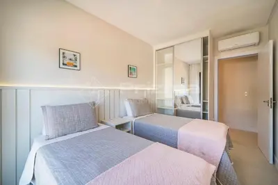 Uma cama ou camas num quarto em 402 Bl 03 Waldgarten Bombinhas - 50 m do Mar - Condomínio de Alto Padrão - Piscina - Academia - Salão de jogos