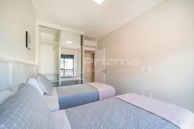 Uma cama ou camas num quarto em 402 Bl 03 Waldgarten Bombinhas - 50 m do Mar - Condomínio de Alto Padrão - Piscina - Academia - Salão de jogos