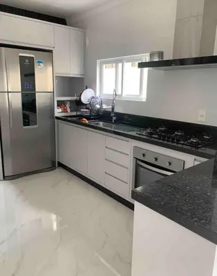 A cozinha ou kitchenette de Apartamento 3 suítes a 100m do mar