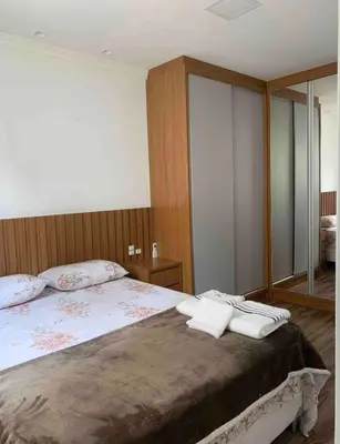 Uma cama ou camas num quarto em Apartamento 3 suítes a 100m do mar