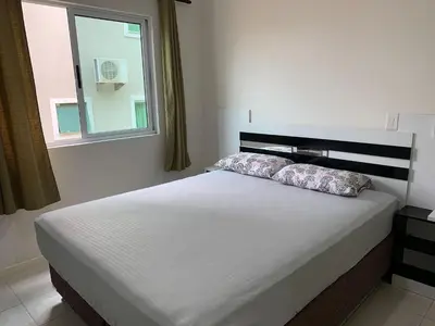Uma cama ou camas num quarto em Ilha de Molokini Centro Bombinhas -SC