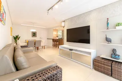 Uma televisão e/ou sistema de entretenimento em Apartamento em Condo com Piscina e Jacuzzi - Boulevard