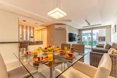 Uma televisão e/ou sistema de entretenimento em Apartamento em Condo com Piscina e Jacuzzi - Boulevard