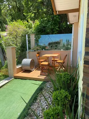 Um jardim no exterior de Studio Recanto Beach Itapema