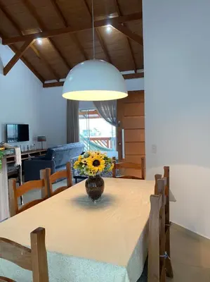 Uma televisão e/ou sistema de entretenimento em Studio Recanto Beach Itapema