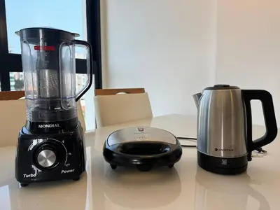 Comodidades para chá e café em Apto NOVO, com piscina, 250m da praia