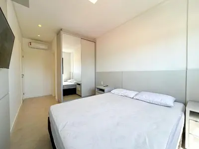 Uma cama ou camas num quarto em Apto NOVO, com piscina, 250m da praia