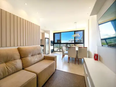 Uma televisão e/ou sistema de entretenimento em Apto NOVO, com piscina, 250m da praia