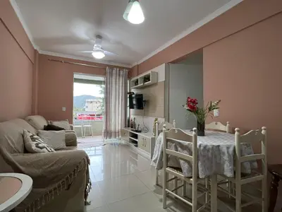 Uma televisão e/ou sistema de entretenimento em Apartamento 2 dorm. em Bombas SC