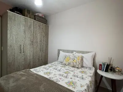 Uma cama ou camas num quarto em Apartamento 2 dorm. em Bombas SC