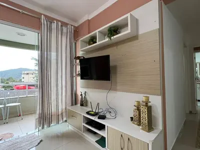 Uma televisão e/ou sistema de entretenimento em Apartamento 2 dorm. em Bombas SC