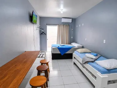 Uma cama ou camas num quarto em Estúdio Ótimo Preço na Meia Praia Completo, Ar, Wi-Fi, Cozinha e Vaga ZZZ