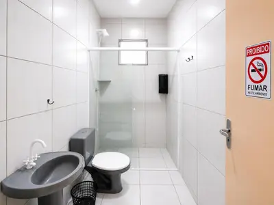 Uma casa de banho em Estúdio Ótimo Preço na Meia Praia Completo, Ar, Wi-Fi, Cozinha e Vaga ZZZ