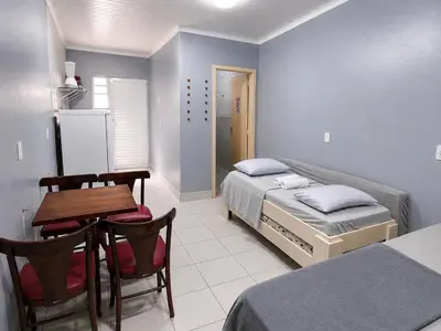 Uma cama ou camas num quarto em Estúdio Ótimo Preço na Meia Praia Completo, Ar, Wi-Fi, Cozinha e Vaga ZZZ